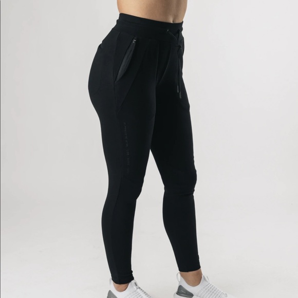 ISO/LOOKING FOR: IDENTITY PRO joggers-women’s Medium or Large - Picture 1 of 5